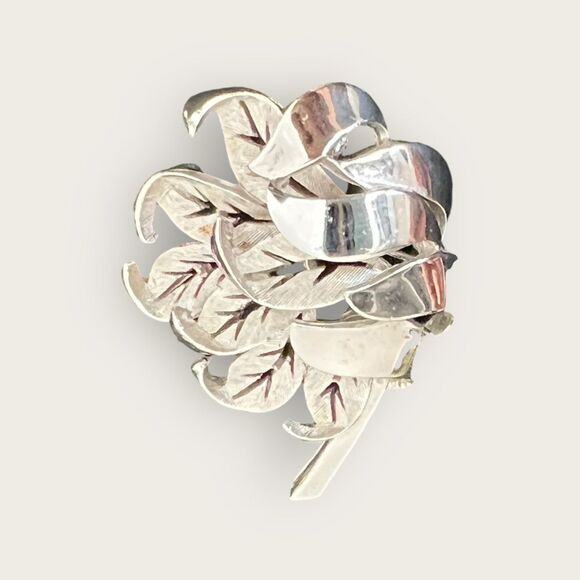 Vintage crown Trifari textured silver tone wind blown Blossom brooch - Picture 2 of 7